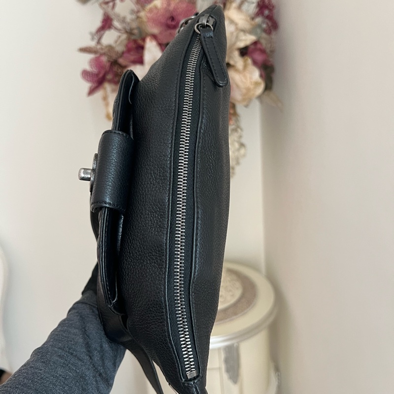 香奈兒 黑色荔枝牛皮復古銀胸口包腰包-8