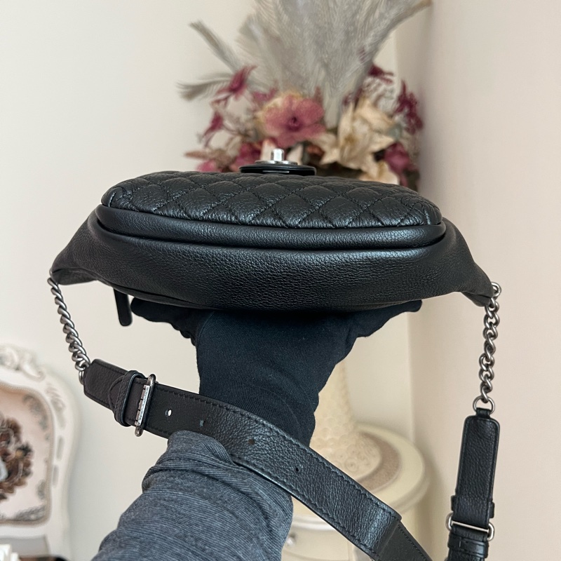 香奈兒 黑色荔枝牛皮復古銀胸口包腰包-9