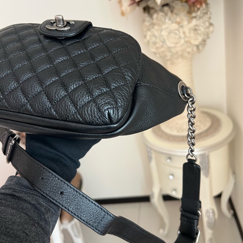 香奈兒 黑色荔枝牛皮復古銀胸口包腰包-10