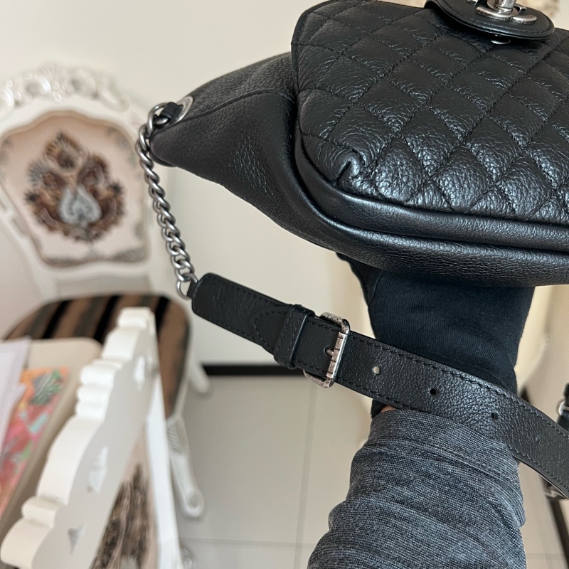 香奈兒 黑色荔枝牛皮復古銀胸口包腰包-11