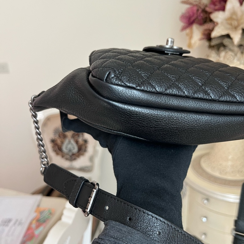 香奈兒 黑色荔枝牛皮復古銀胸口包腰包-13