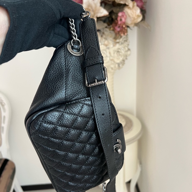 香奈兒 黑色荔枝牛皮復古銀胸口包腰包-14