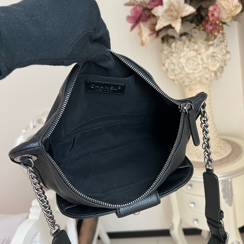 香奈兒 黑色荔枝牛皮復古銀胸口包腰包-17