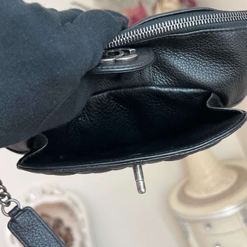 香奈兒 黑色荔枝牛皮復古銀胸口包腰包-18