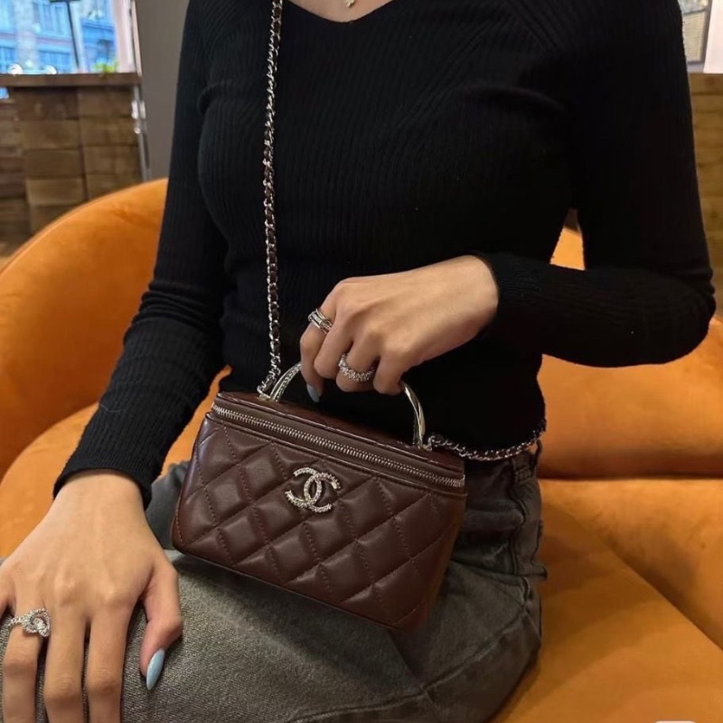 Chanel 水鑽手柄盒子化妝包 新標款 酒紅色 金扣 羊皮16*10*8  95新 配件盒子 說明書 塵袋-0