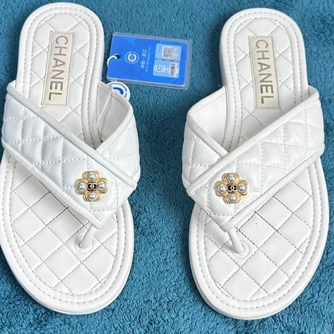 Chanel香奈儿 金色花瓣logo休閒人字拖 白色 尺碼：35碼 成色非常新