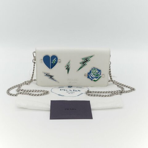 Prada 普拉達  Logo 拼接趣味圖案 經典白色 Saffiano 防刮牛皮 金屬可拆卸鍊帶 WOC 斜背長夾