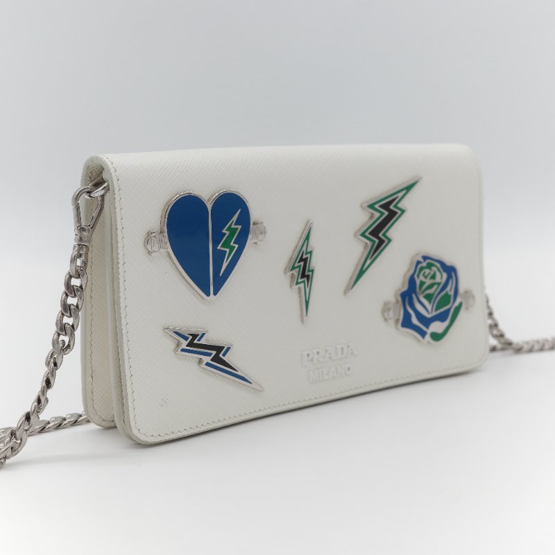 Prada 普拉達  Logo 拼接趣味圖案 經典白色 Saffiano 防刮牛皮 金屬可拆卸鍊帶 WOC 斜背長夾-2