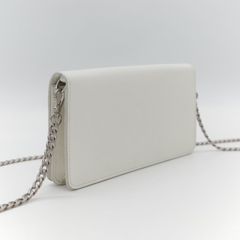 Prada 普拉達  Logo 拼接趣味圖案 經典白色 Saffiano 防刮牛皮 金屬可拆卸鍊帶 WOC 斜背長夾-5