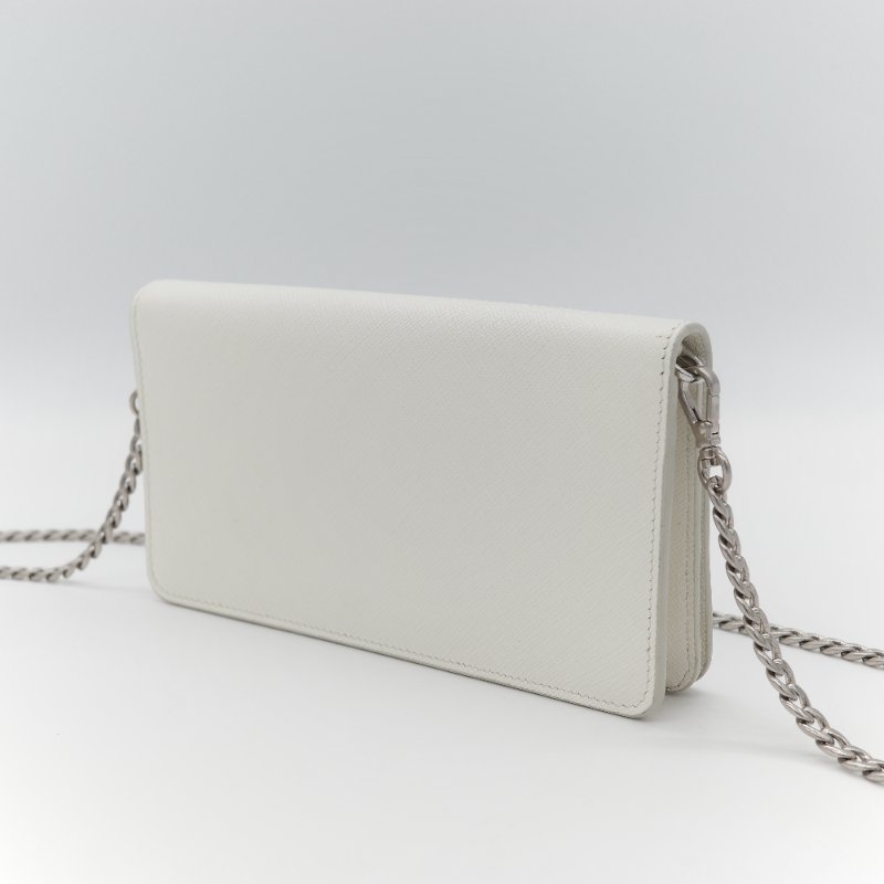 Prada 普拉達  Logo 拼接趣味圖案 經典白色 Saffiano 防刮牛皮 金屬可拆卸鍊帶 WOC 斜背長夾-6