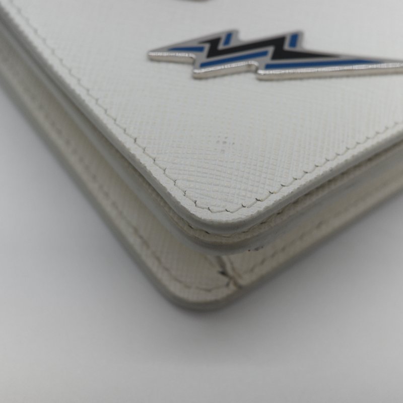 Prada 普拉達  Logo 拼接趣味圖案 經典白色 Saffiano 防刮牛皮 金屬可拆卸鍊帶 WOC 斜背長夾-8