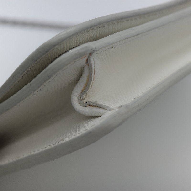 Prada 普拉達  Logo 拼接趣味圖案 經典白色 Saffiano 防刮牛皮 金屬可拆卸鍊帶 WOC 斜背長夾-9