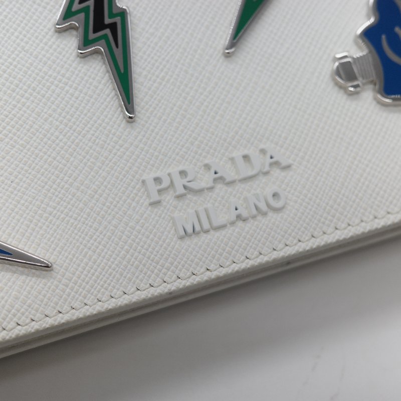 Prada 普拉達  Logo 拼接趣味圖案 經典白色 Saffiano 防刮牛皮 金屬可拆卸鍊帶 WOC 斜背長夾-10