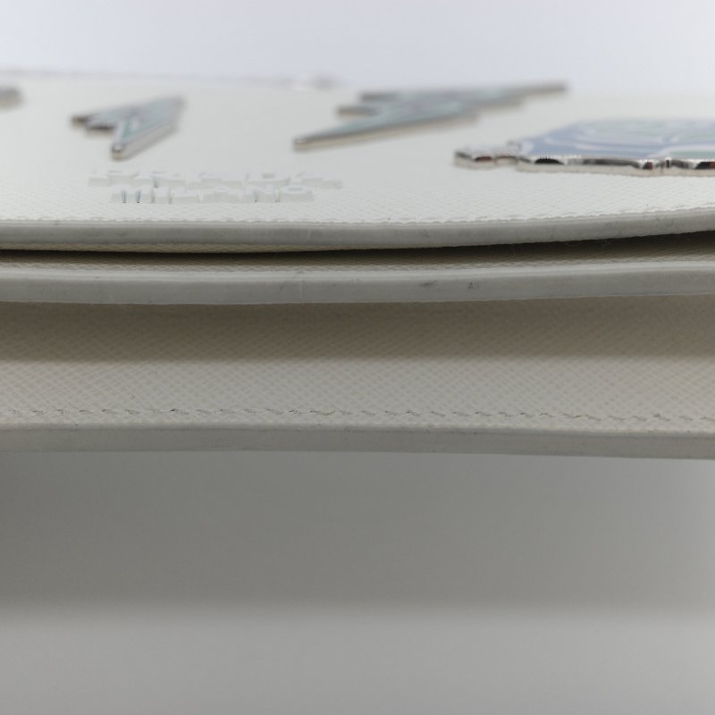 Prada 普拉達  Logo 拼接趣味圖案 經典白色 Saffiano 防刮牛皮 金屬可拆卸鍊帶 WOC 斜背長夾-12