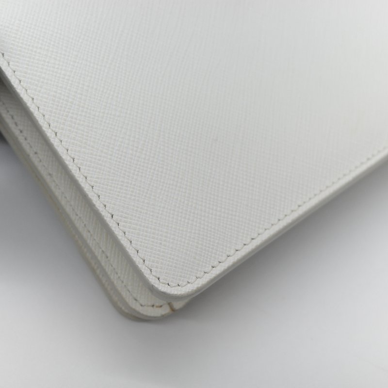 Prada 普拉達  Logo 拼接趣味圖案 經典白色 Saffiano 防刮牛皮 金屬可拆卸鍊帶 WOC 斜背長夾-13