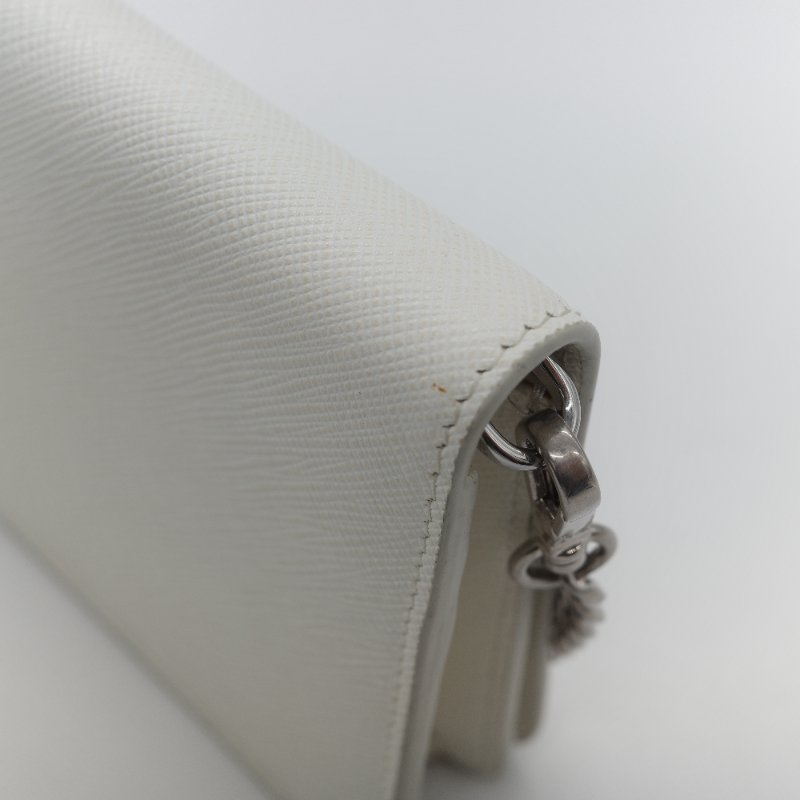 Prada 普拉達  Logo 拼接趣味圖案 經典白色 Saffiano 防刮牛皮 金屬可拆卸鍊帶 WOC 斜背長夾-14