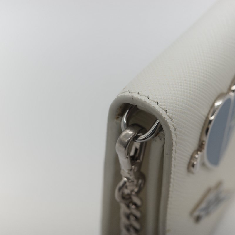 Prada 普拉達  Logo 拼接趣味圖案 經典白色 Saffiano 防刮牛皮 金屬可拆卸鍊帶 WOC 斜背長夾-15