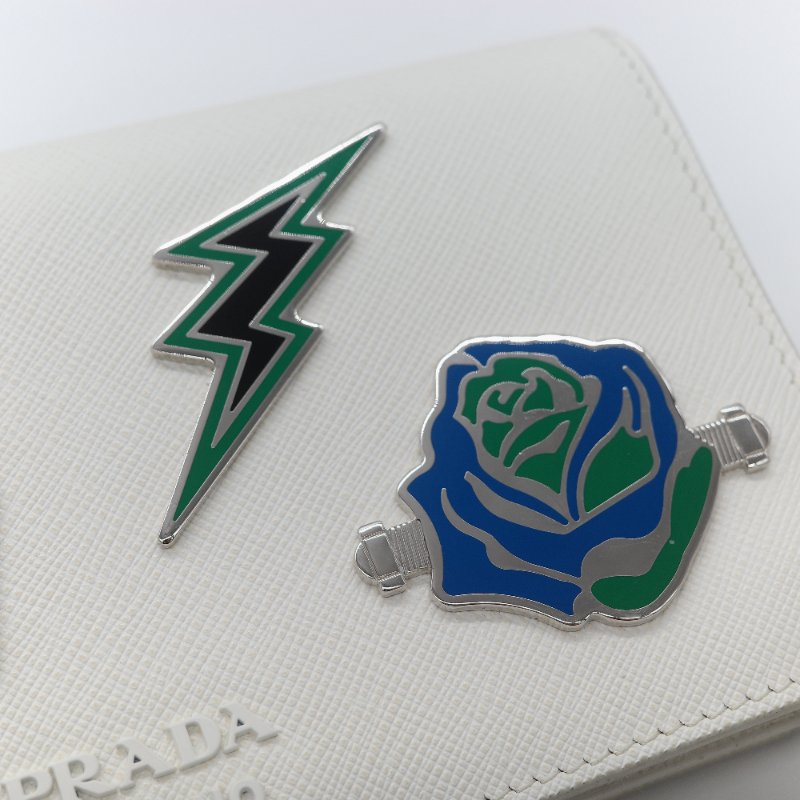 Prada 普拉達  Logo 拼接趣味圖案 經典白色 Saffiano 防刮牛皮 金屬可拆卸鍊帶 WOC 斜背長夾-16