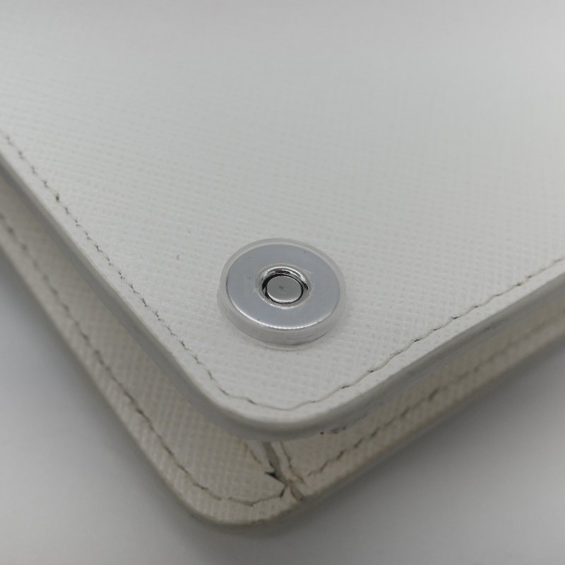 Prada 普拉達  Logo 拼接趣味圖案 經典白色 Saffiano 防刮牛皮 金屬可拆卸鍊帶 WOC 斜背長夾-18