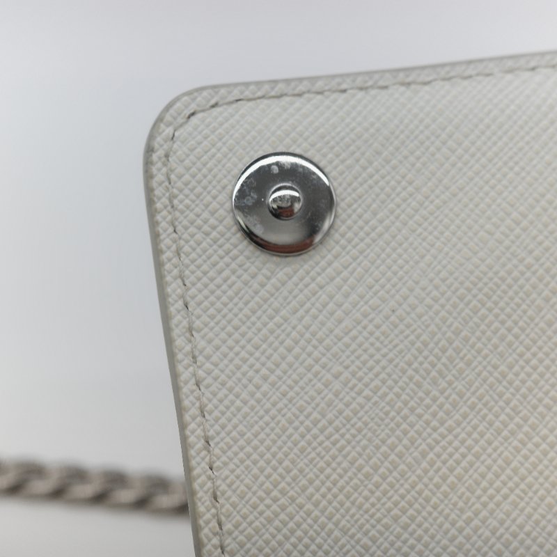 Prada 普拉達  Logo 拼接趣味圖案 經典白色 Saffiano 防刮牛皮 金屬可拆卸鍊帶 WOC 斜背長夾-21