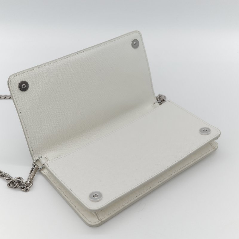 Prada 普拉達  Logo 拼接趣味圖案 經典白色 Saffiano 防刮牛皮 金屬可拆卸鍊帶 WOC 斜背長夾-22