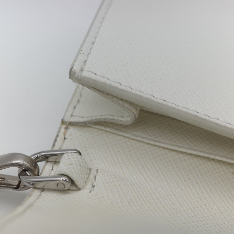 Prada 普拉達  Logo 拼接趣味圖案 經典白色 Saffiano 防刮牛皮 金屬可拆卸鍊帶 WOC 斜背長夾-24