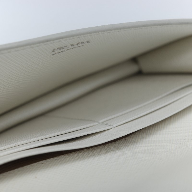 Prada 普拉達  Logo 拼接趣味圖案 經典白色 Saffiano 防刮牛皮 金屬可拆卸鍊帶 WOC 斜背長夾-25
