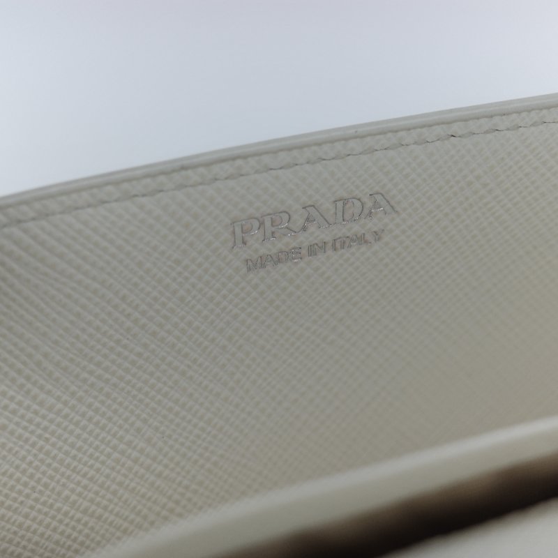 Prada 普拉達  Logo 拼接趣味圖案 經典白色 Saffiano 防刮牛皮 金屬可拆卸鍊帶 WOC 斜背長夾-26