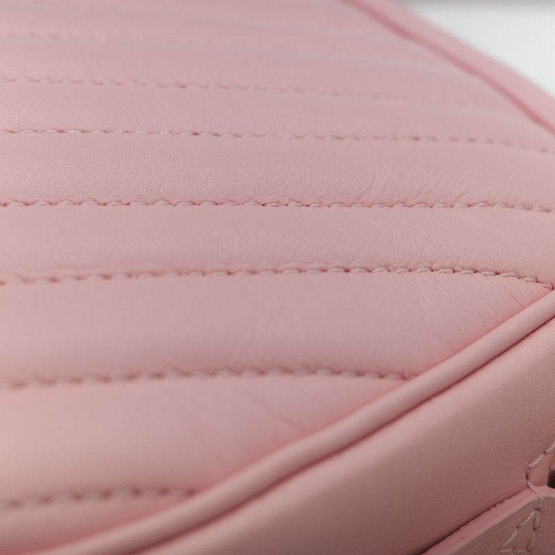 Louis Vuitton 路易威登 New Wave 櫻花粉 絎縫小牛皮 立體波浪紋拉鍊 斜背相機包-15