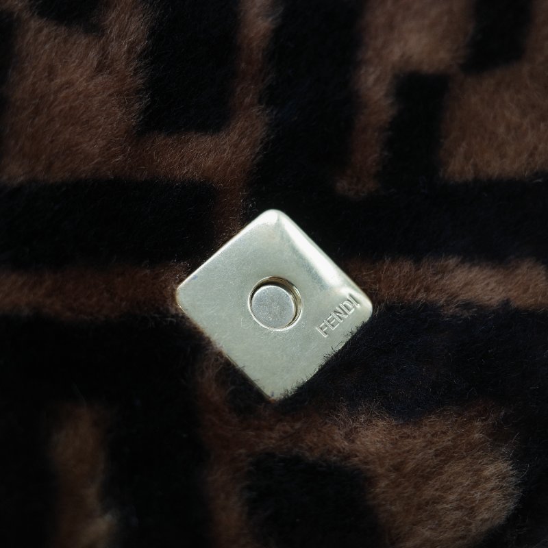 Fendi 芬迪 Baguette 經典FF Logo 滿版 咖啡色 羊毛絨 迷你 腋下肩背 兩用法棍包-15