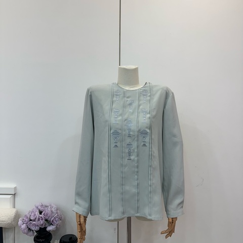 Burberry 復古刺繡上衣