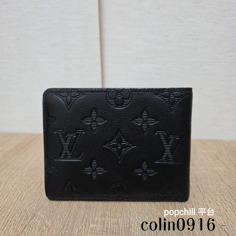 [甜價出品項🥰專櫃五折以下] LV黑牛皮壓紋Multiple對開短夾-0