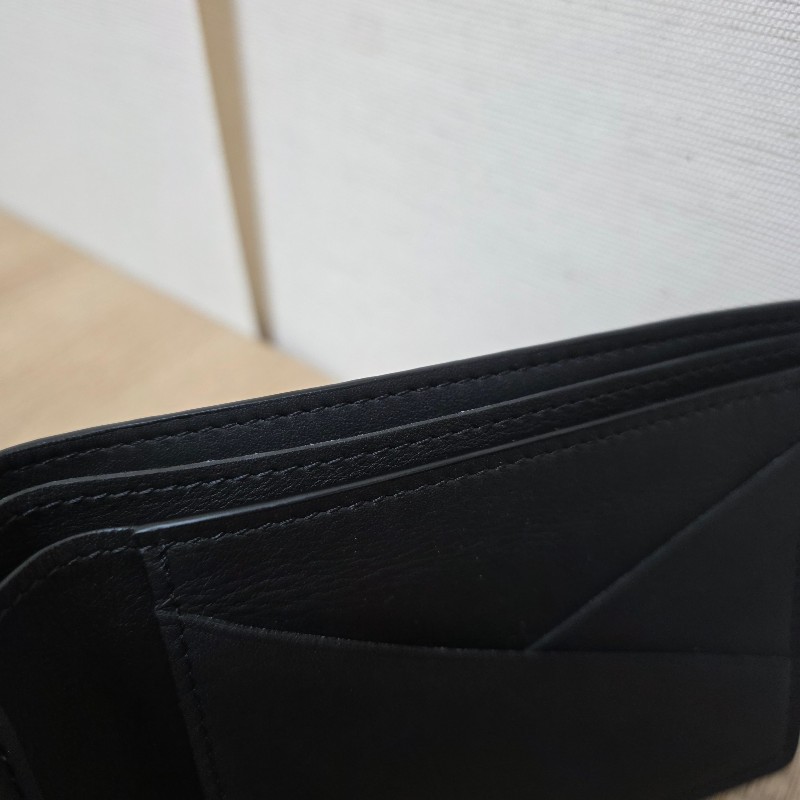 [甜價出品項🥰專櫃五折以下] LV黑牛皮壓紋Multiple對開短夾-21