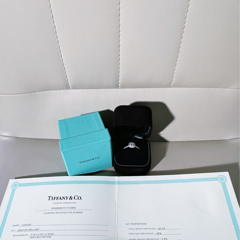 Tiffany蒂芙尼 SOLESTE系列 Pt950群鑲鑽婚戒，50碼，主鑽0.36 克拉-0