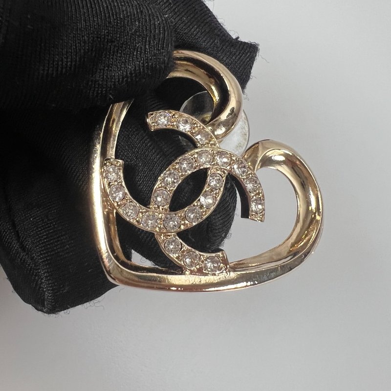 CHANEL F23/C 愛心造型小顆水鑽耳環-1