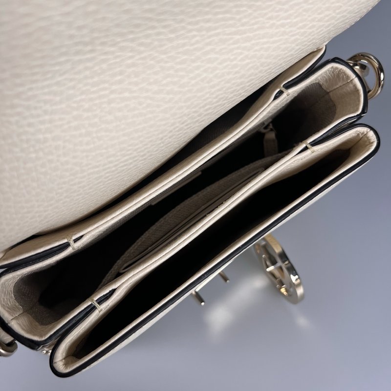 GUCCI 607720 白鐵牌三層肩背包-5