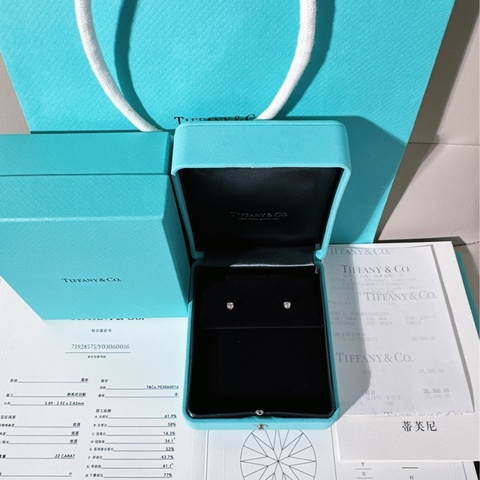 Tiffany蒂芙尼 Solitaire系列 鑽石耳釘，主鑽0.22ct/H色，兩枚鑽石總重0.44克拉