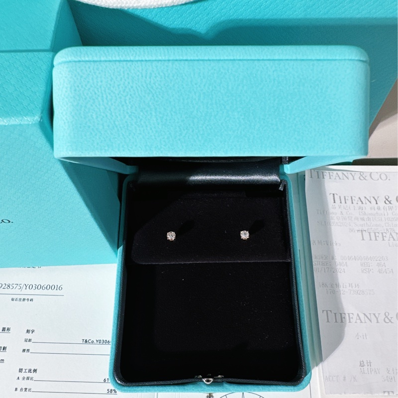 Tiffany蒂芙尼 Solitaire系列 鑽石耳釘，主鑽0.22ct/H色，兩枚鑽石總重0.44克拉-1