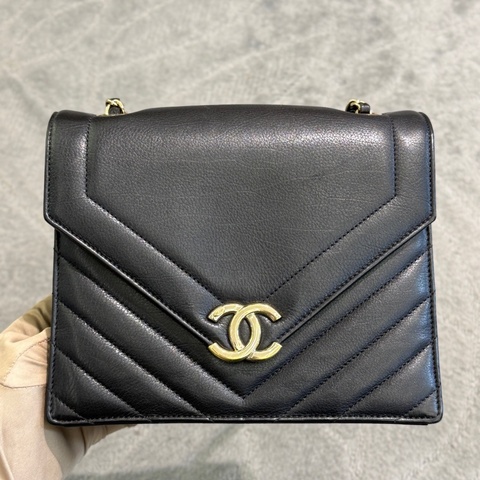 Chanel香奈兒黑金V紋cf斜挎包信封包，27開有保卡，尺寸21×18×7cm