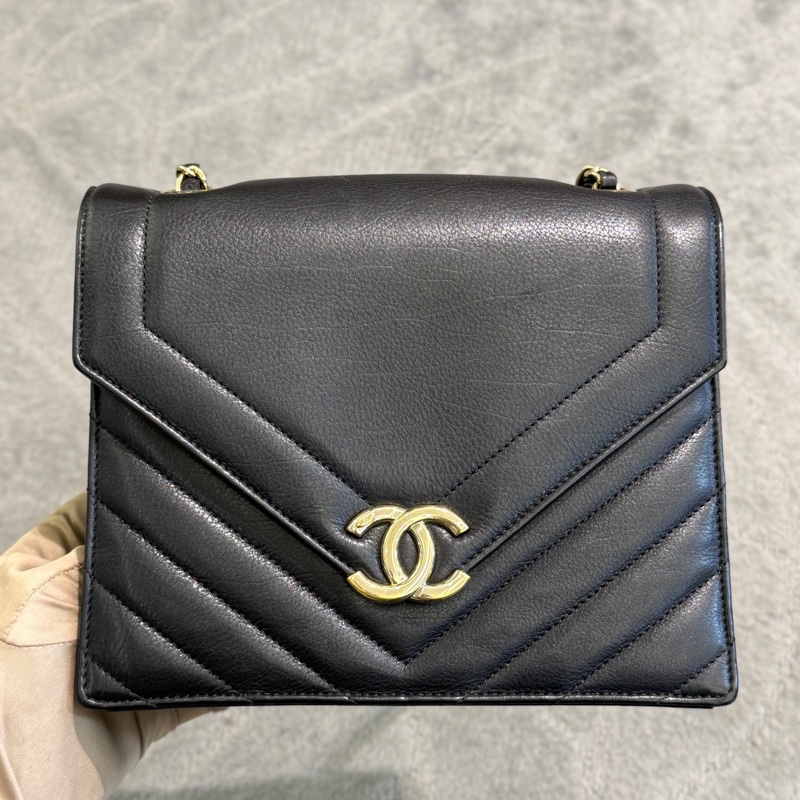 Chanel香奈兒黑金V紋cf斜挎包信封包，27開有保卡，尺寸21×18×7cm-0