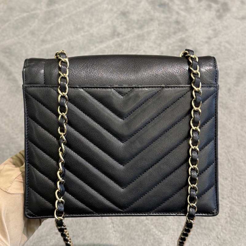 Chanel香奈兒黑金V紋cf斜挎包信封包，27開有保卡，尺寸21×18×7cm-1