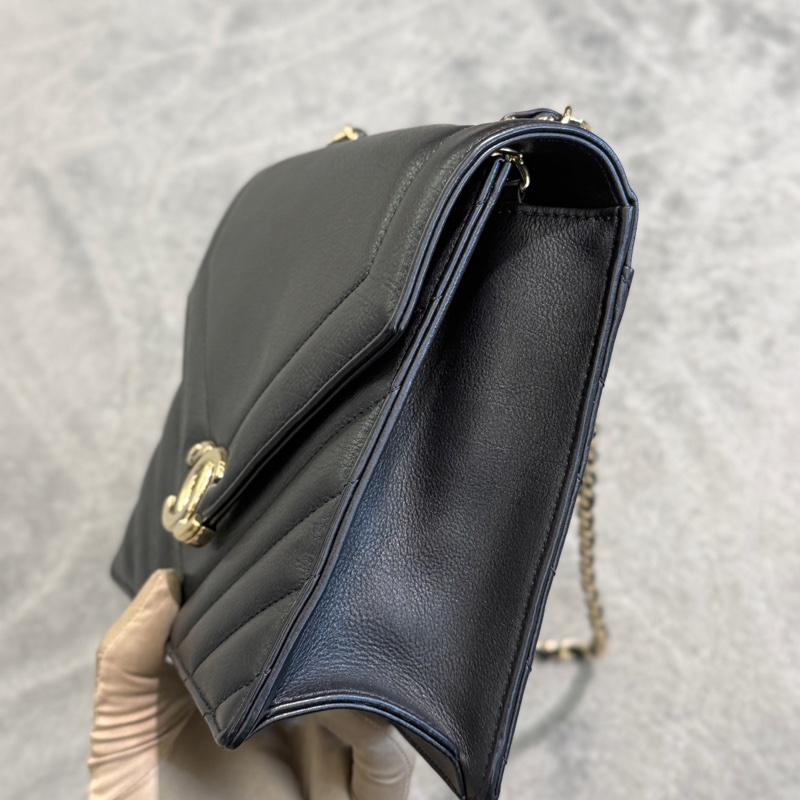 Chanel香奈兒黑金V紋cf斜挎包信封包，27開有保卡，尺寸21×18×7cm-2