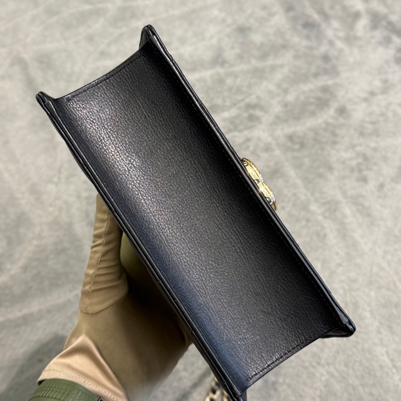 Chanel香奈兒黑金V紋cf斜挎包信封包，27開有保卡，尺寸21×18×7cm-4