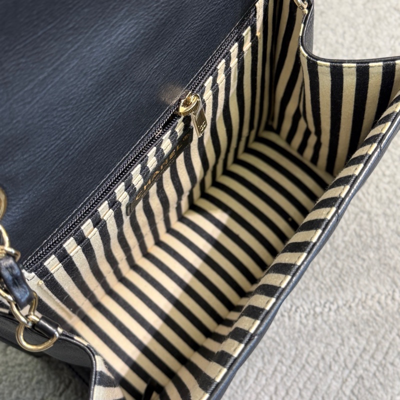 Chanel香奈兒黑金V紋cf斜挎包信封包，27開有保卡，尺寸21×18×7cm-6