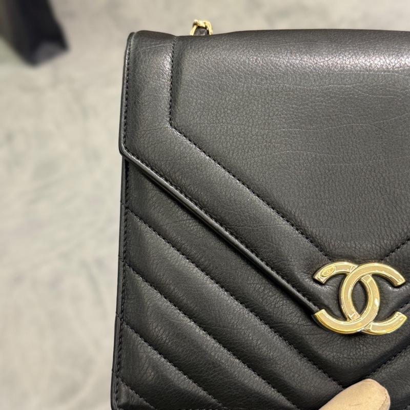 Chanel香奈兒黑金V紋cf斜挎包信封包，27開有保卡，尺寸21×18×7cm-8