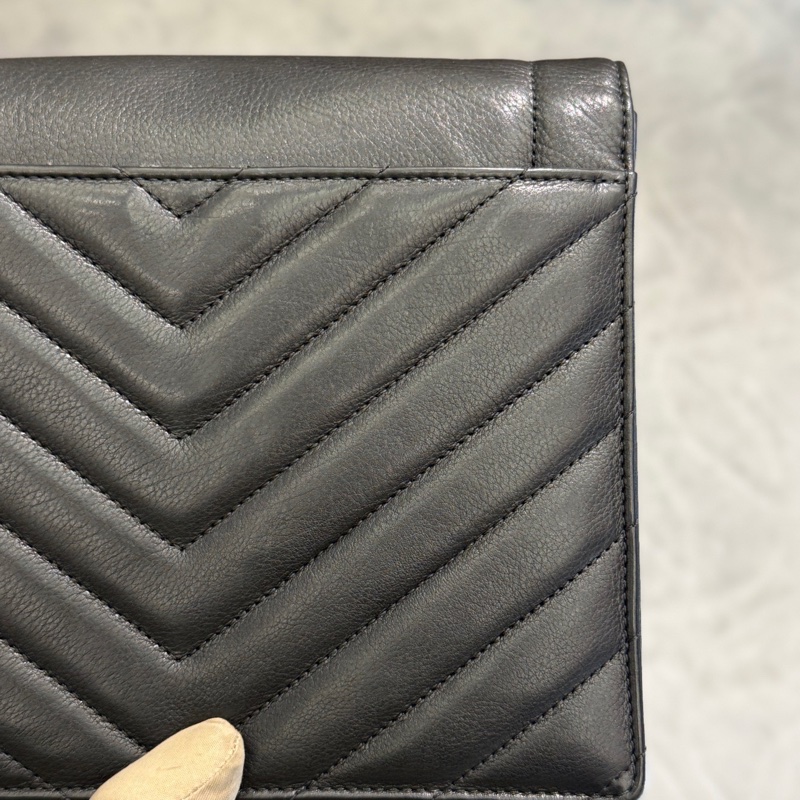 Chanel香奈兒黑金V紋cf斜挎包信封包，27開有保卡，尺寸21×18×7cm-9