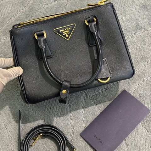 Prada殺手包黑金色，新款小號底長25cm，附件：肩帶、