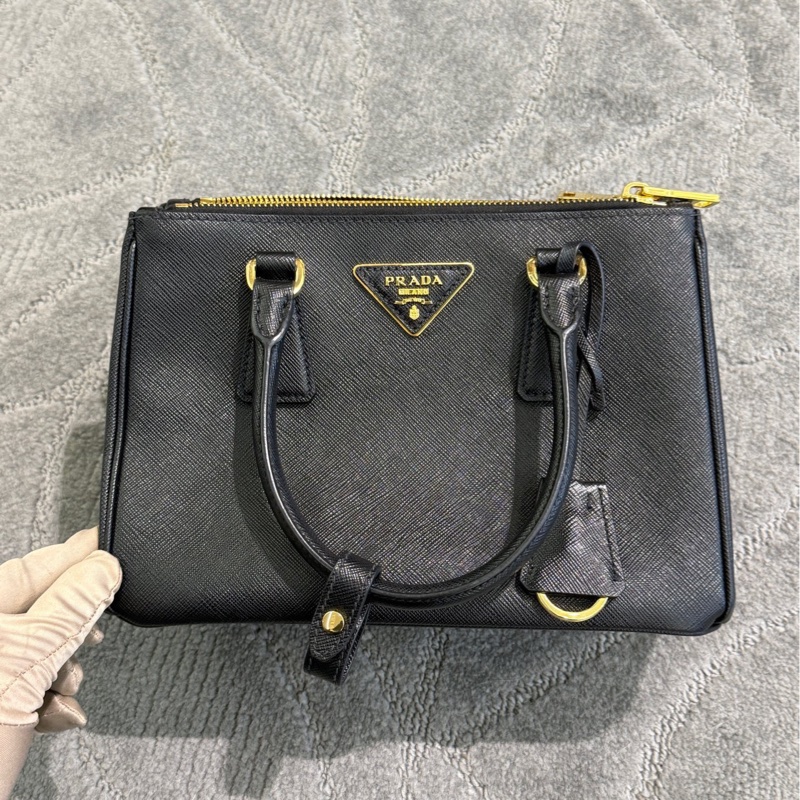 Prada殺手包黑金色，新款小號底長25cm，附件：肩帶、-1