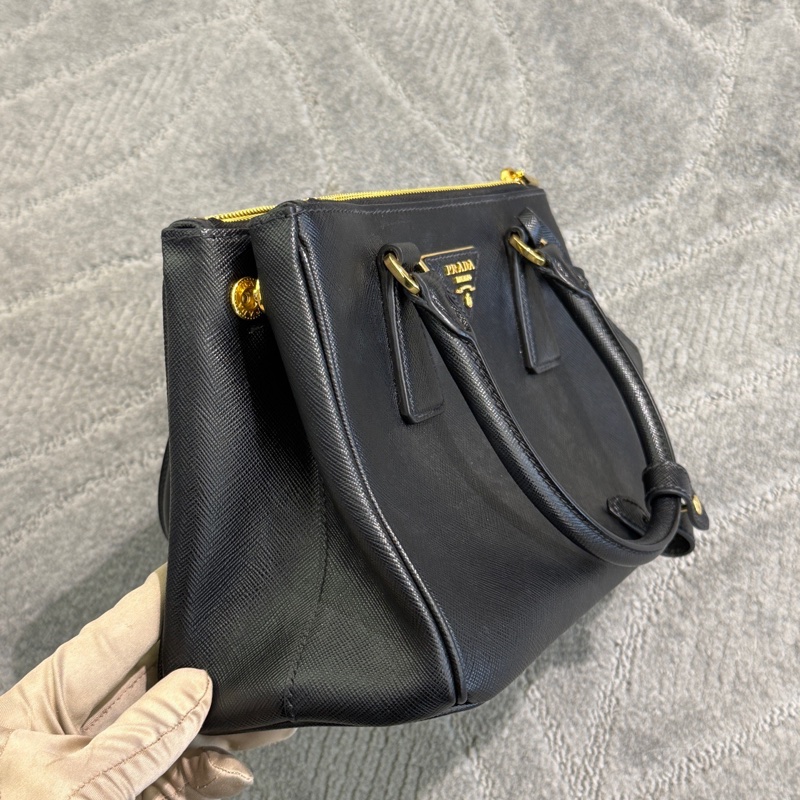 Prada殺手包黑金色，新款小號底長25cm，附件：肩帶、-3