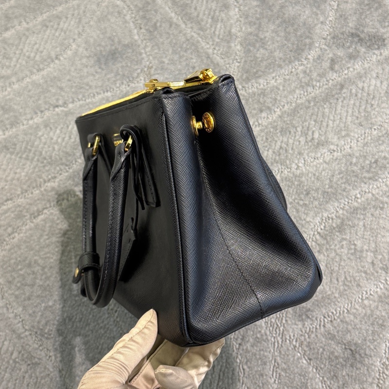 Prada殺手包黑金色，新款小號底長25cm，附件：肩帶、-4